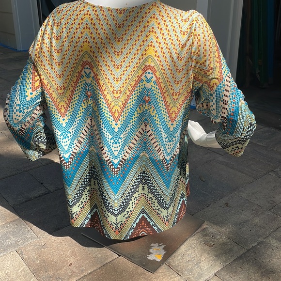 Colorful Polyester spandex top with 3/4 sleeves - Picture 2 of 3